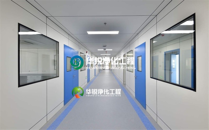 潔凈實驗室為什么必須區(qū)分人流、物流、潔污通道？風(fēng)淋室、傳遞窗、緩沖間有什么作用？